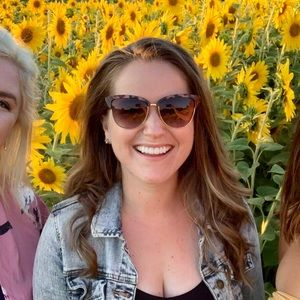 Meet your Posher, Laura